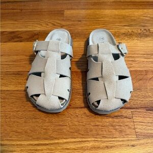 Cushionaire Benson suede clogs in biscuit!